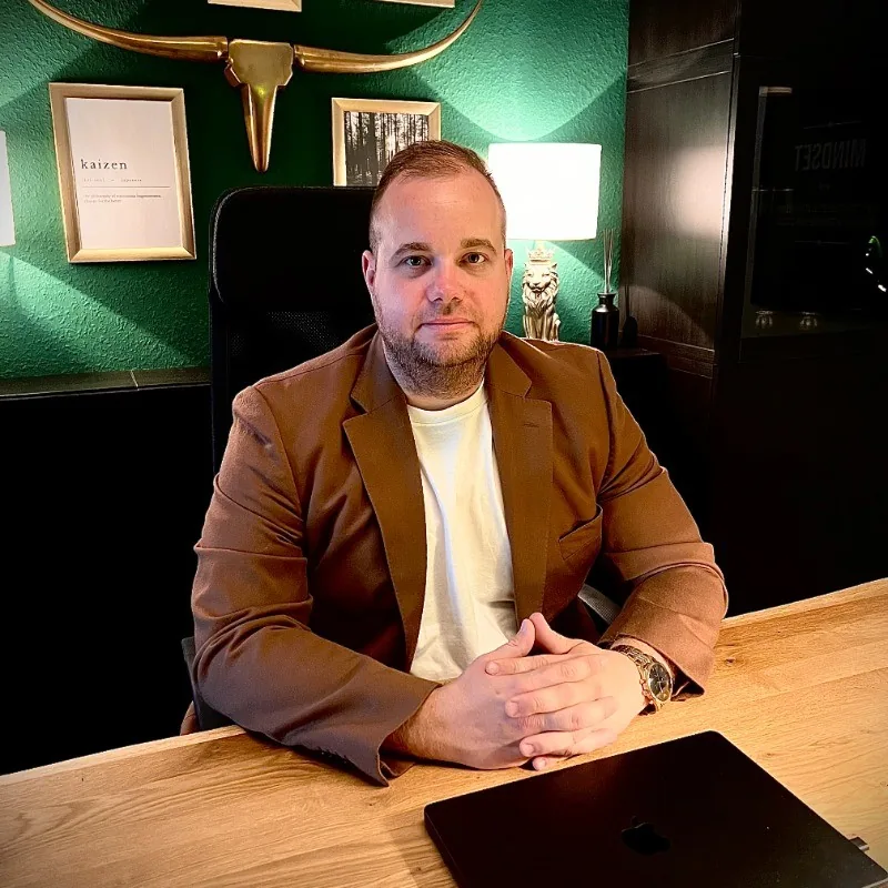Dennis Dahrendorff am Schreibtisch in seinem Büro