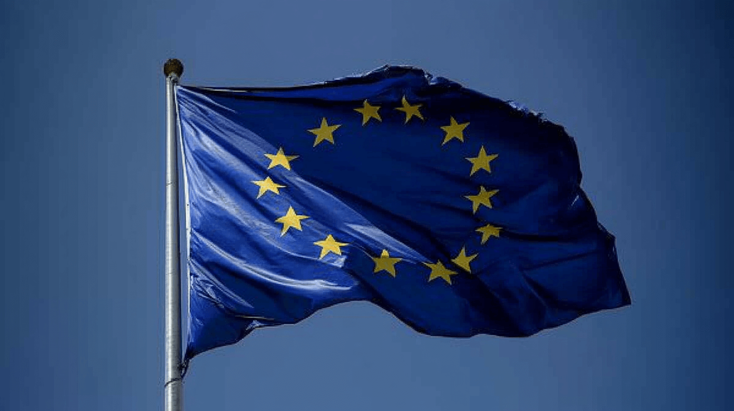 EU-Flagge vor blauem Himmel