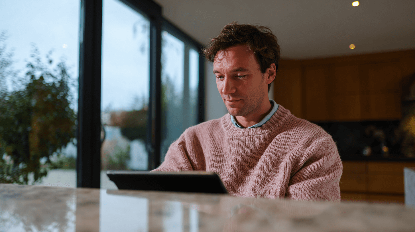 Mann arbeitet am Tablet mit Blick ins Grüne